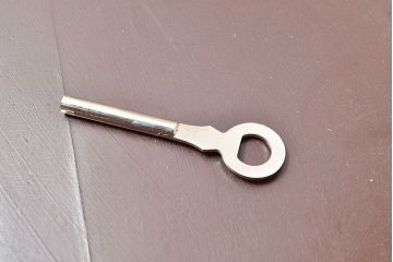 中古美品　民芸家具　縁・取っ手座桑材　特注品で作られた珍しいサイズ!コントラストがお洒落な国産桐箪笥(衣装箪笥、着物箪笥、和タンス、引き出し、桐たんす)(R-047599)