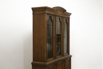 アメリカヴィンテージ　DREXEL HERITAGE(ドレクセルヘリテイジ)　FRANCESCA(フランチェスカ)シリーズ 照明付き!堂々とした佇まいのキャビネット(収納棚、戸棚、食器棚、カップボード、飾り棚、ビンテージ)(定価約141万円)(R-047600)