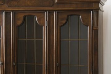 アメリカヴィンテージ　DREXEL HERITAGE(ドレクセルヘリテイジ)　FRANCESCA(フランチェスカ)シリーズ 照明付き!堂々とした佇まいのキャビネット(収納棚、戸棚、食器棚、カップボード、飾り棚、ビンテージ)(定価約141万円)(R-047600)