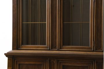 アメリカヴィンテージ　DREXEL HERITAGE(ドレクセルヘリテイジ)　FRANCESCA(フランチェスカ)シリーズ 照明付き!堂々とした佇まいのキャビネット(収納棚、戸棚、食器棚、カップボード、飾り棚、ビンテージ)(定価約141万円)(R-047600)