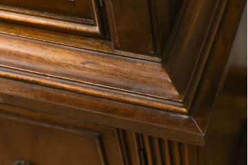 アメリカヴィンテージ　DREXEL HERITAGE(ドレクセルヘリテイジ)　FRANCESCA(フランチェスカ)シリーズ 照明付き!堂々とした佇まいのキャビネット(収納棚、戸棚、食器棚、カップボード、飾り棚、ビンテージ)(定価約141万円)(R-047600)