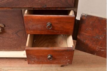 和製アンティーク　ケヤキの木目が和の趣を演出する仙台箪笥(重ね箪笥、時代箪笥、衣装箪笥)(R-047601)