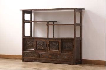 中古　美品　伝統工芸・軽井沢彫りのお品!桜の彫り装飾を存分に楽しめる飾り棚(茶棚)(R-047610)