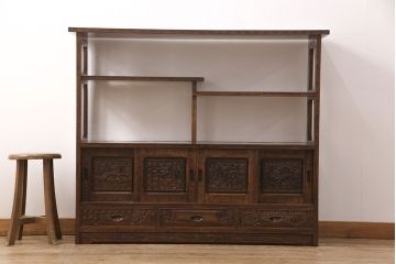 中古　美品　伝統工芸・軽井沢彫りのお品!桜の彫り装飾を存分に楽しめる飾り棚(茶棚)(R-047610)