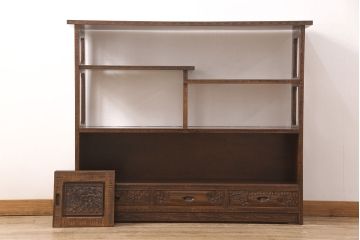 中古　美品　伝統工芸・軽井沢彫りのお品!桜の彫り装飾を存分に楽しめる飾り棚(茶棚)(R-047610)