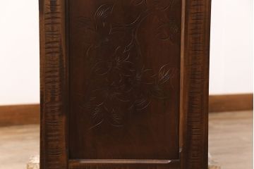 中古　美品　伝統工芸・軽井沢彫りのお品!桜の彫り装飾を存分に楽しめる飾り棚(茶棚)(R-047610)
