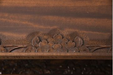 中古　美品　伝統工芸・軽井沢彫りのお品!桜の彫り装飾を存分に楽しめる飾り棚(茶棚)(R-047610)