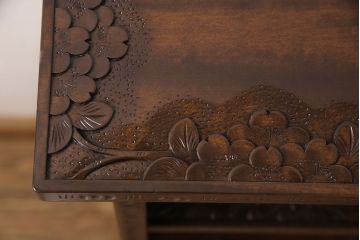 中古　美品　伝統工芸・軽井沢彫りのお品!桜の彫り装飾を存分に楽しめる飾り棚(茶棚)(R-047610)