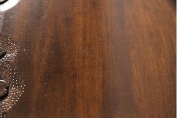 中古　美品　伝統工芸・軽井沢彫りのお品!桜の彫り装飾を存分に楽しめる飾り棚(茶棚)(R-047610)