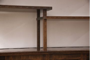 中古　美品　伝統工芸・軽井沢彫りのお品!桜の彫り装飾を存分に楽しめる飾り棚(茶棚)(R-047610)