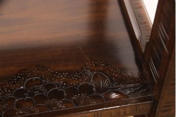 中古　美品　伝統工芸・軽井沢彫りのお品!桜の彫り装飾を存分に楽しめる飾り棚(茶棚)(R-047610)