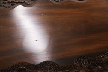 中古　美品　伝統工芸・軽井沢彫りのお品!桜の彫り装飾を存分に楽しめる飾り棚(茶棚)(R-047610)