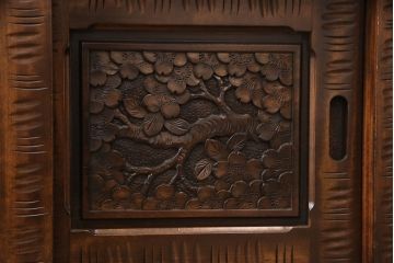 中古　美品　伝統工芸・軽井沢彫りのお品!桜の彫り装飾を存分に楽しめる飾り棚(茶棚)(R-047610)