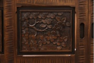 中古　美品　伝統工芸・軽井沢彫りのお品!桜の彫り装飾を存分に楽しめる飾り棚(茶棚)(R-047610)