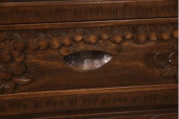 中古　美品　伝統工芸・軽井沢彫りのお品!桜の彫り装飾を存分に楽しめる飾り棚(茶棚)(R-047610)