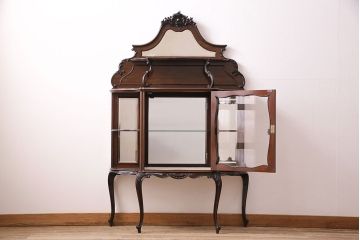 イギリスアンティーク　高級品!マホガニー材の艶やかな木肌と凝った彫刻が美しいパーラーキャビネット(飾り棚)(R-047614)