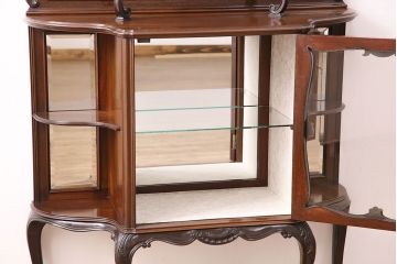 イギリスアンティーク　高級品!マホガニー材の艶やかな木肌と凝った彫刻が美しいパーラーキャビネット(飾り棚)(R-047614)