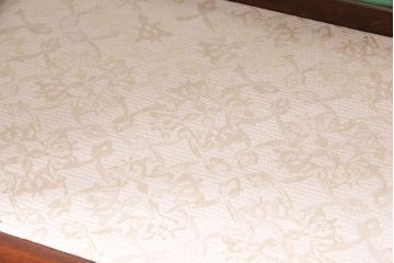 イギリスアンティーク　高級品!マホガニー材の艶やかな木肌と凝った彫刻が美しいパーラーキャビネット(飾り棚)(R-047614)