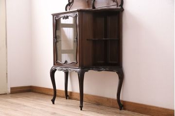 イギリスアンティーク　高級品!マホガニー材の艶やかな木肌と凝った彫刻が美しいパーラーキャビネット(飾り棚)(R-047614)