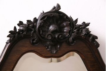 イギリスアンティーク　高級品!マホガニー材の艶やかな木肌と凝った彫刻が美しいパーラーキャビネット(飾り棚)(R-047614)