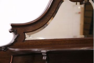 イギリスアンティーク　高級品!マホガニー材の艶やかな木肌と凝った彫刻が美しいパーラーキャビネット(飾り棚)(R-047614)