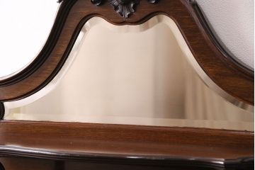 イギリスアンティーク　高級品!マホガニー材の艶やかな木肌と凝った彫刻が美しいパーラーキャビネット(飾り棚)(R-047614)