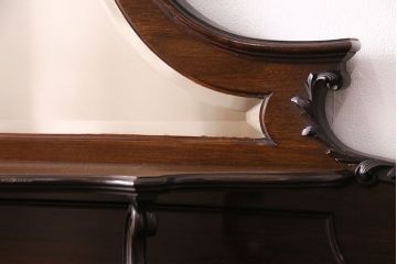 イギリスアンティーク　高級品!マホガニー材の艶やかな木肌と凝った彫刻が美しいパーラーキャビネット(飾り棚)(R-047614)