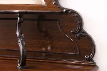 イギリスアンティーク　高級品!マホガニー材の艶やかな木肌と凝った彫刻が美しいパーラーキャビネット(飾り棚)(R-047614)