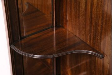 イギリスアンティーク　高級品!マホガニー材の艶やかな木肌と凝った彫刻が美しいパーラーキャビネット(飾り棚)(R-047614)