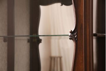 イギリスアンティーク　高級品!マホガニー材の艶やかな木肌と凝った彫刻が美しいパーラーキャビネット(飾り棚)(R-047614)