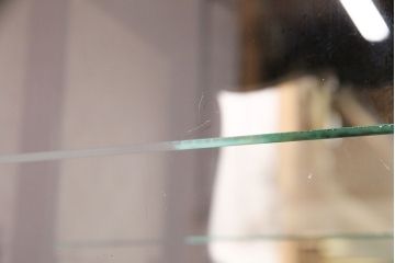 イギリスアンティーク　高級品!マホガニー材の艶やかな木肌と凝った彫刻が美しいパーラーキャビネット(飾り棚)(R-047614)