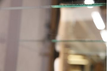 イギリスアンティーク　高級品!マホガニー材の艶やかな木肌と凝った彫刻が美しいパーラーキャビネット(飾り棚)(R-047614)