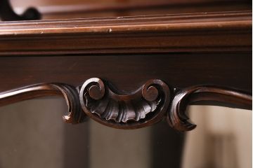 イギリスアンティーク　高級品!マホガニー材の艶やかな木肌と凝った彫刻が美しいパーラーキャビネット(飾り棚)(R-047614)