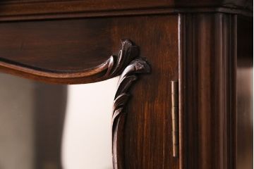 イギリスアンティーク　高級品!マホガニー材の艶やかな木肌と凝った彫刻が美しいパーラーキャビネット(飾り棚)(R-047614)