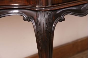 イギリスアンティーク　高級品!マホガニー材の艶やかな木肌と凝った彫刻が美しいパーラーキャビネット(飾り棚)(R-047614)