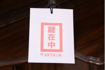 イギリスアンティーク　高級品!マホガニー材の艶やかな木肌と凝った彫刻が美しいパーラーキャビネット(飾り棚)(R-047614)