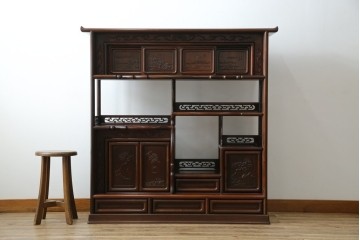 中古　国産指物家具　紫檀(シタン)材　高級品!漆塗りが上品な和の雰囲気を醸し出す飾り棚　(R-047625)