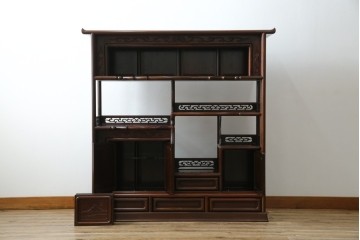 中古　国産指物家具　紫檀(シタン)材　高級品!漆塗りが上品な和の雰囲気を醸し出す飾り棚　(R-047625)