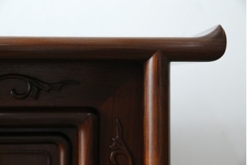 中古　国産指物家具　紫檀(シタン)材　高級品!漆塗りが上品な和の雰囲気を醸し出す飾り棚　(R-047625)