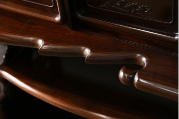 中古　国産指物家具　紫檀(シタン)材　高級品!漆塗りが上品な和の雰囲気を醸し出す飾り棚　(R-047625)