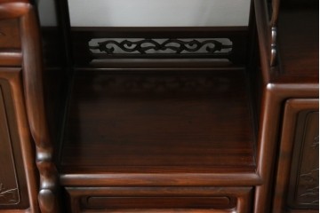 中古　国産指物家具　紫檀(シタン)材　高級品!漆塗りが上品な和の雰囲気を醸し出す飾り棚　(R-047625)