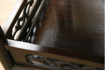 中古　国産指物家具　紫檀(シタン)材　高級品!漆塗りが上品な和の雰囲気を醸し出す飾り棚　(R-047625)