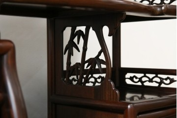 中古　国産指物家具　紫檀(シタン)材　高級品!漆塗りが上品な和の雰囲気を醸し出す飾り棚　(R-047625)