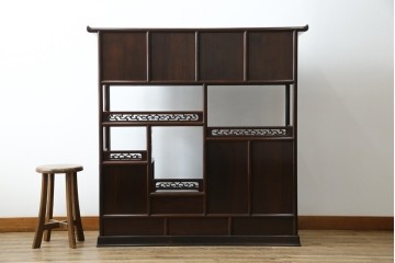 中古　国産指物家具　紫檀(シタン)材　高級品!漆塗りが上品な和の雰囲気を醸し出す飾り棚　(R-047625)