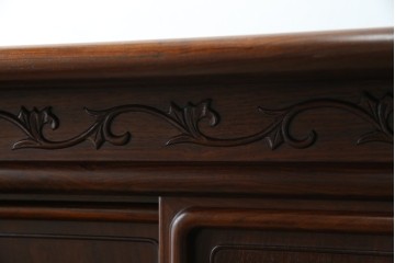 中古　国産指物家具　紫檀(シタン)材　高級品!漆塗りが上品な和の雰囲気を醸し出す飾り棚　(R-047625)