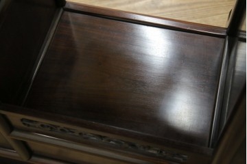 中古　国産指物家具　紫檀(シタン)材　高級品!漆塗りが上品な和の雰囲気を醸し出す飾り棚　(R-047625)