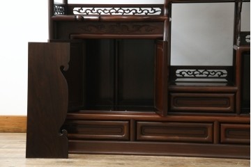 中古　国産指物家具　紫檀(シタン)材　高級品!漆塗りが上品な和の雰囲気を醸し出す飾り棚　(R-047625)