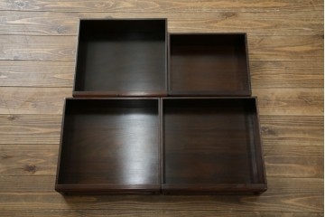 中古　国産指物家具　紫檀(シタン)材　高級品!漆塗りが上品な和の雰囲気を醸し出す飾り棚　(R-047625)