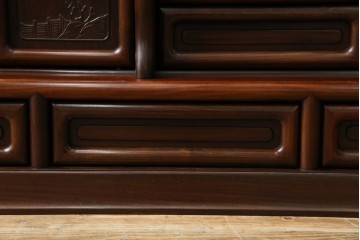 中古　国産指物家具　紫檀(シタン)材　高級品!漆塗りが上品な和の雰囲気を醸し出す飾り棚　(R-047625)