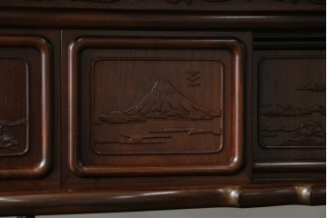 中古　国産指物家具　紫檀(シタン)材　高級品!漆塗りが上品な和の雰囲気を醸し出す飾り棚　(R-047625)